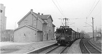 Greåker st i 1973, en av de siste gangen jeg gikk av toget her. Togene som stoppet lokalt på alle stasjonene på Østfoldbanen ble borte når IC-togene begynte. Greåker st er senere både brent, revet og kryssingssporene fjernet.